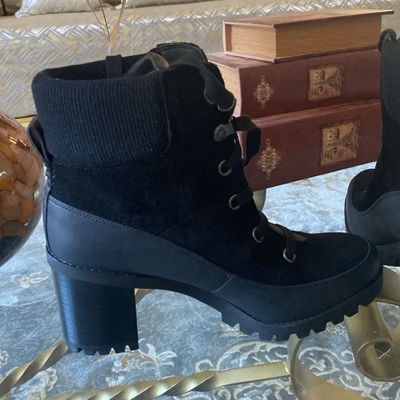 Woman lace up uggs boots - Picture 6 of 17